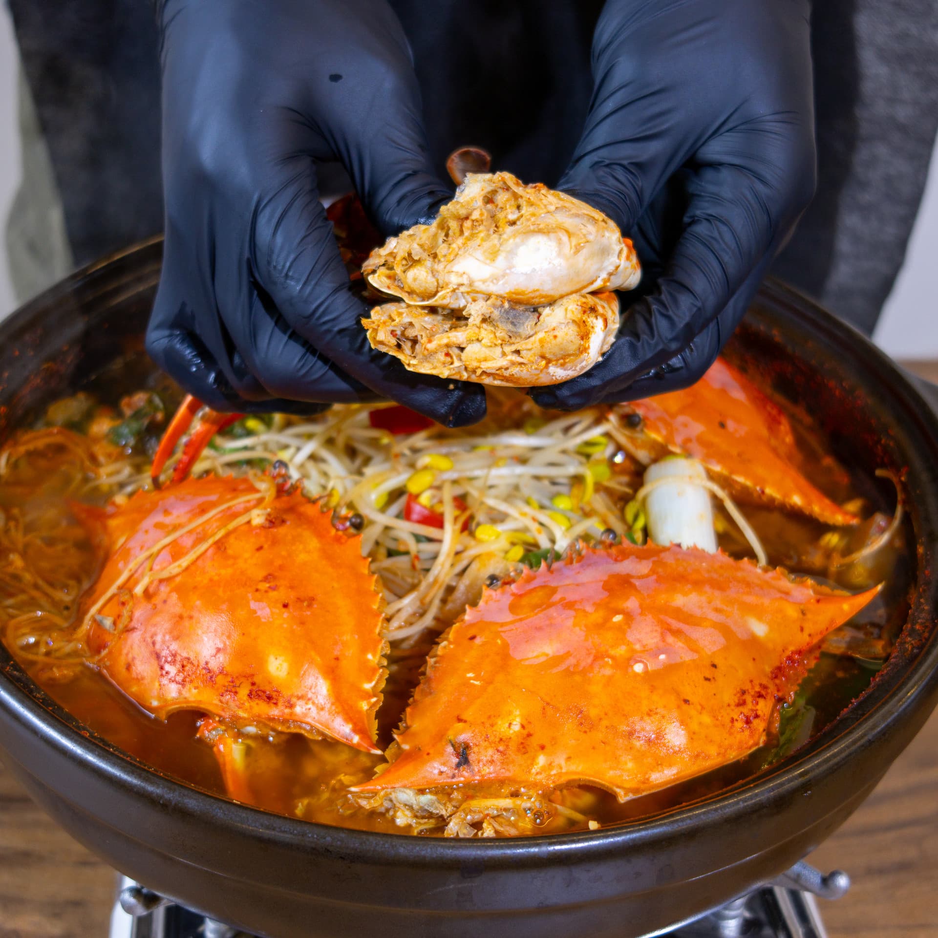 찜기에서 게 요리를 꺼내는 장면 촬영 예시