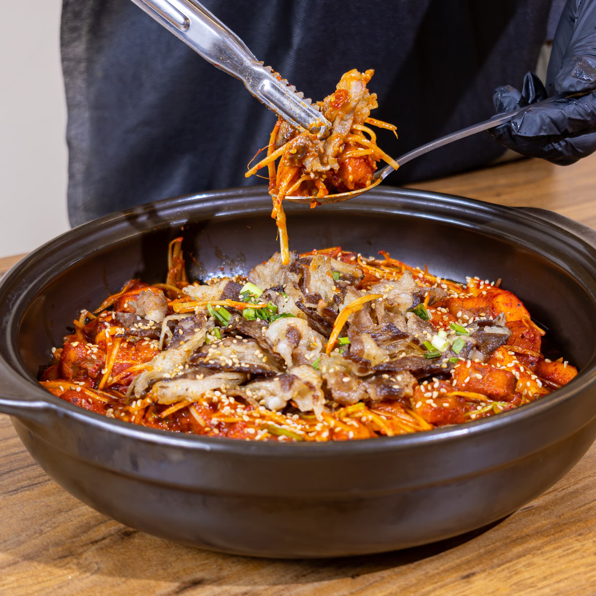 게 요리를 접시에 담아낸 촬영 예시