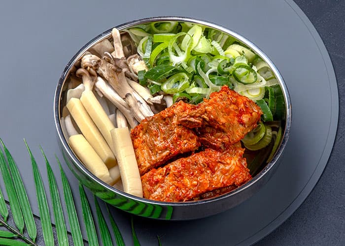 떡과 버섯을 올린 전골 냄비 촬영 예시