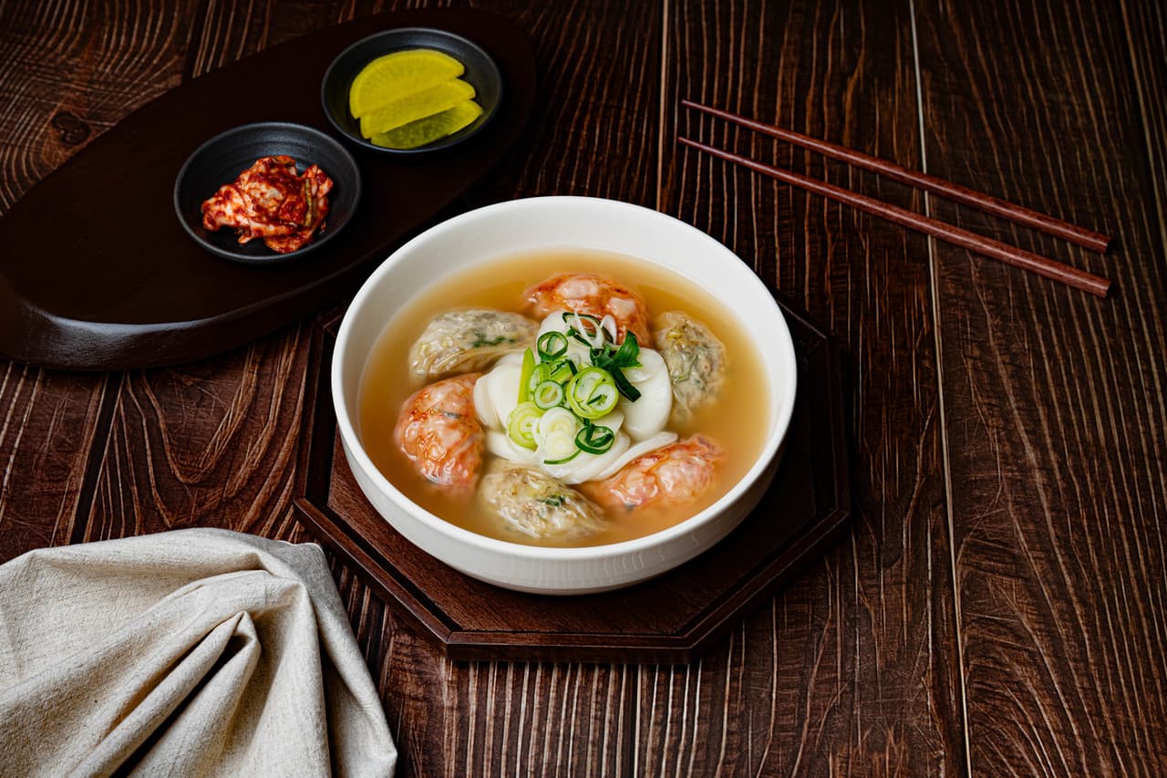 만둣국과 반찬을 담은 메뉴 촬영 사진